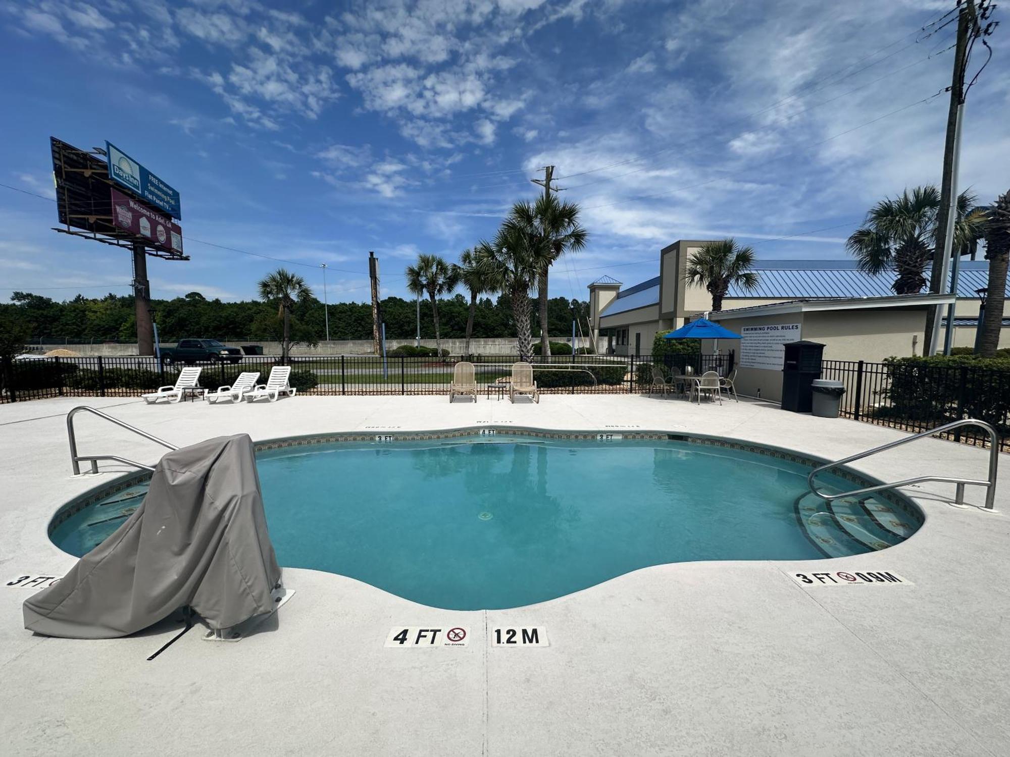 Days Inn By Wyndham Adel I-75 Экстерьер фото