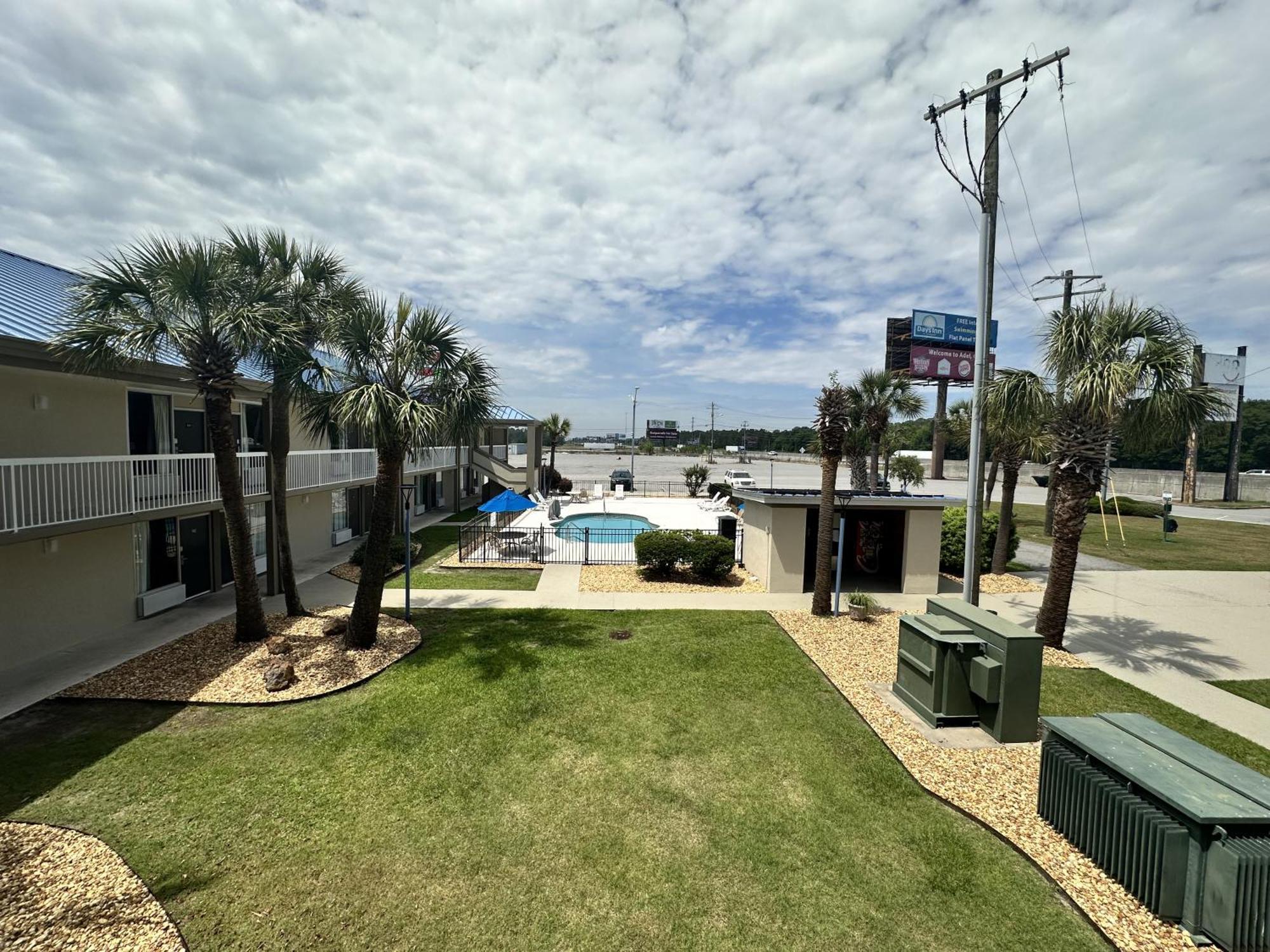 Days Inn By Wyndham Adel I-75 Экстерьер фото