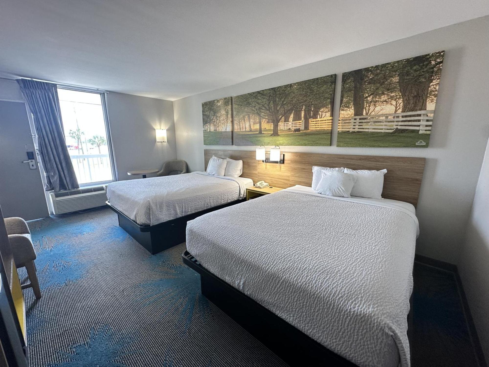 Days Inn By Wyndham Adel I-75 Экстерьер фото